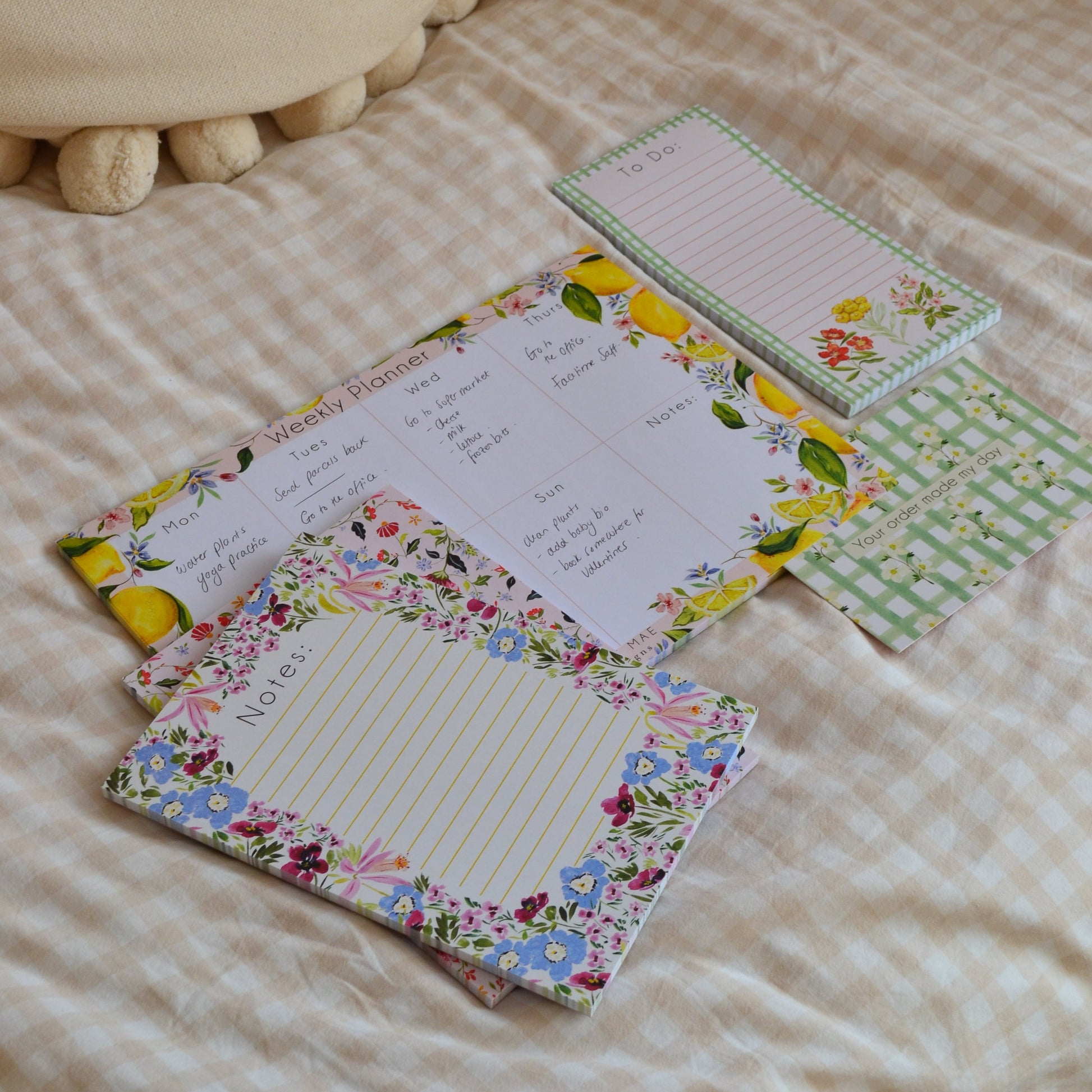 A4 lemon patterned weekly desk planner with 50 tear off pages